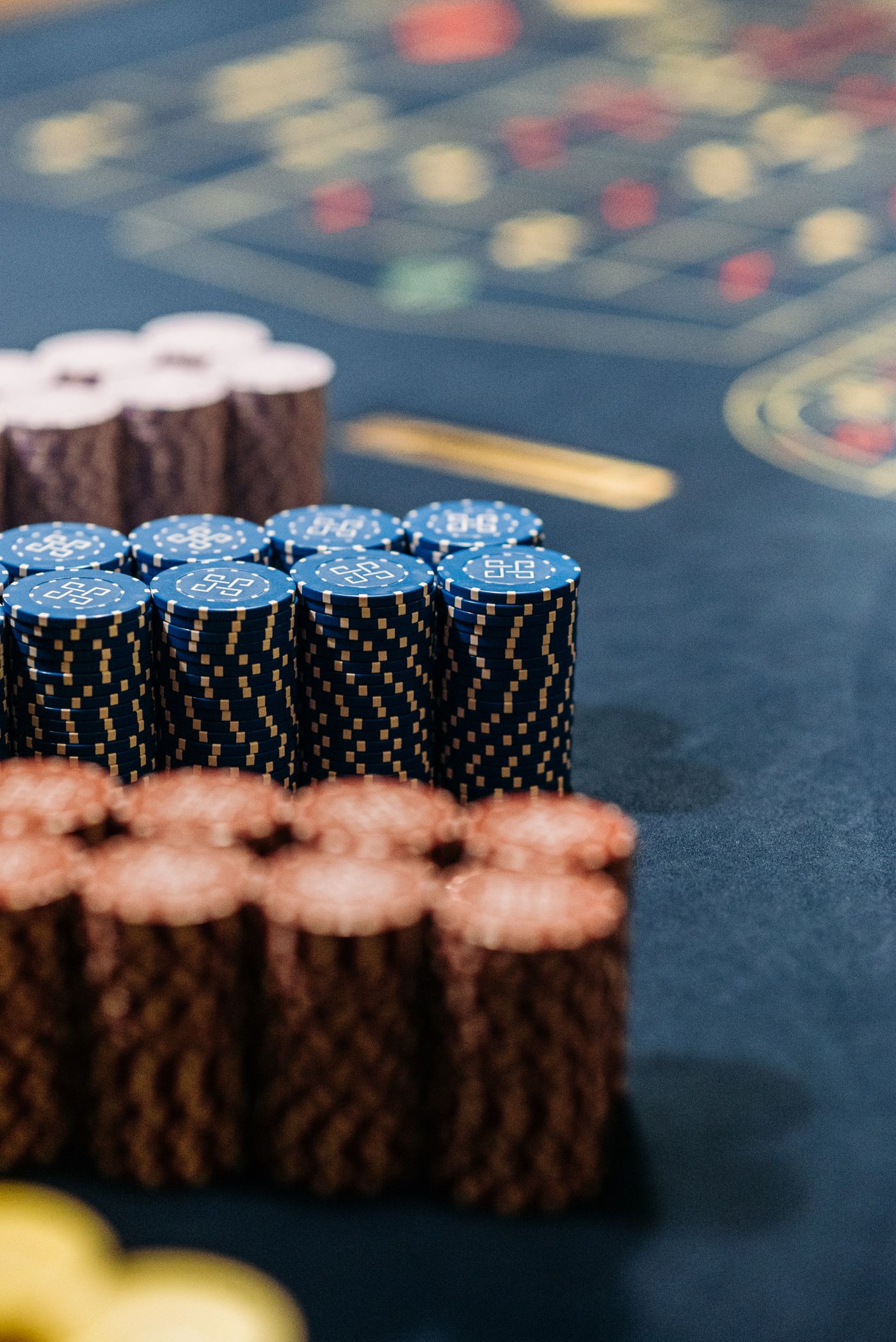 Meja roulette dengan tumpukan chip kasino