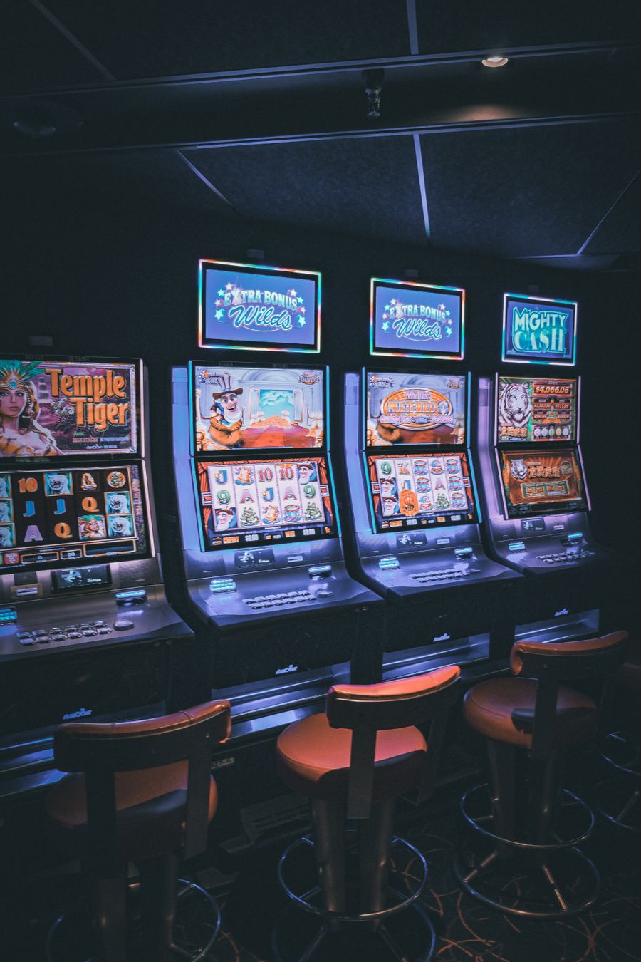 Mesin slot digital dengan lampu neon di kasino